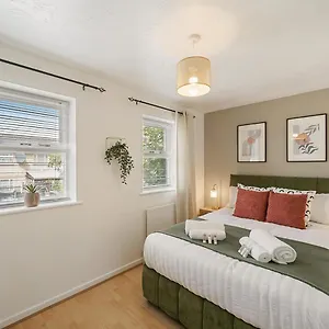 https://east-london-house-near-tube-with-parking.cambridgehotelsuk.com